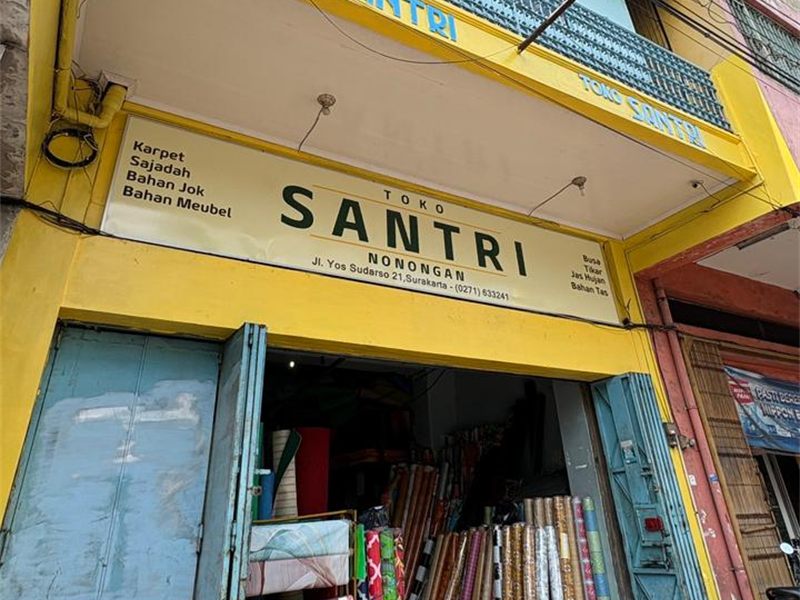 Tampak depan Toko Santri Nonongan di Jl. Yos Sudarso No. 21, Surakarta